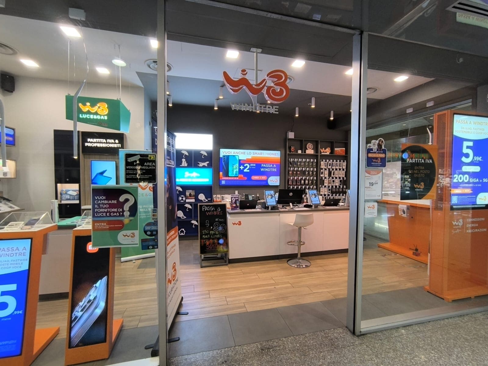 Ingresso del WindTre Store di Romanina